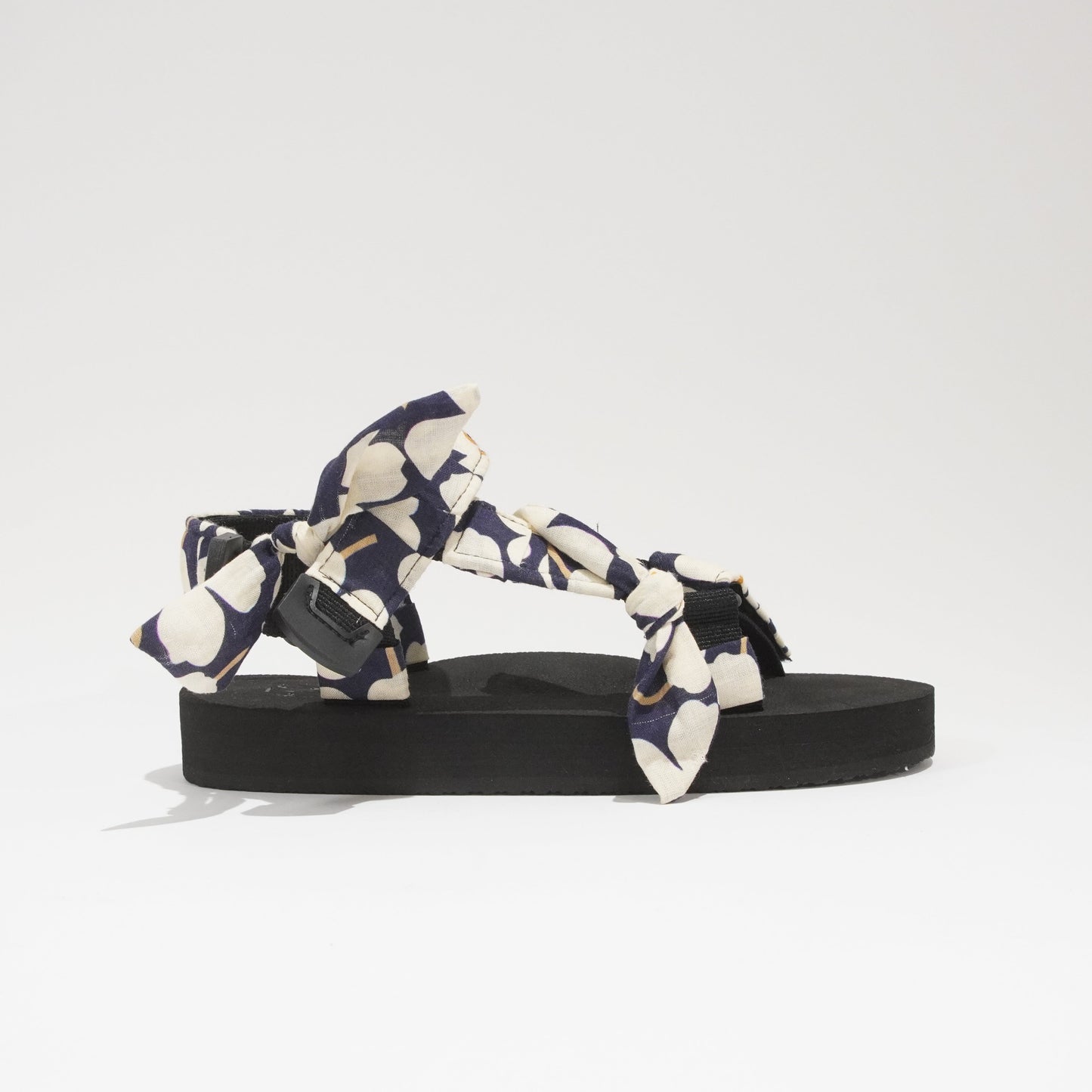 Big White Flowers Navy JaeDals