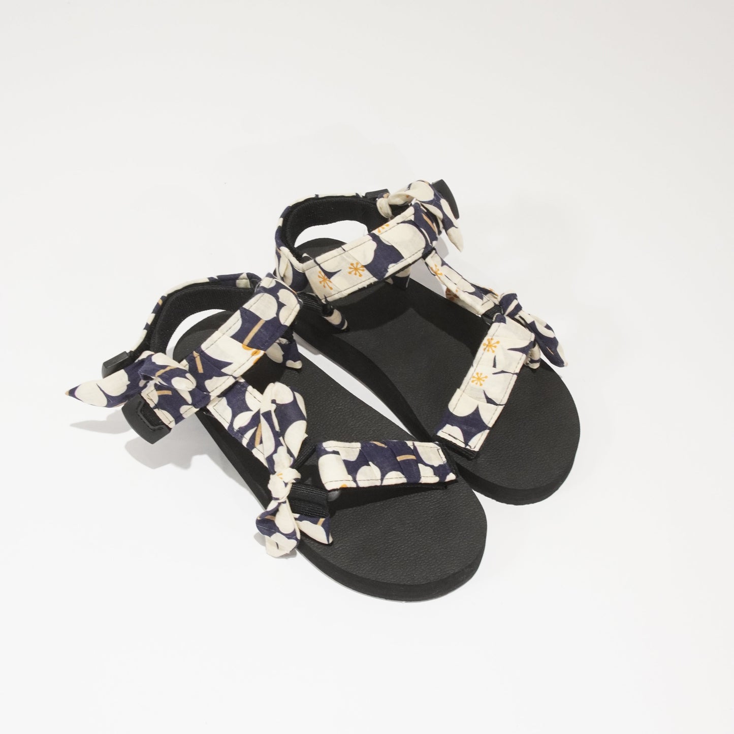 Big White Flowers Navy JaeDals