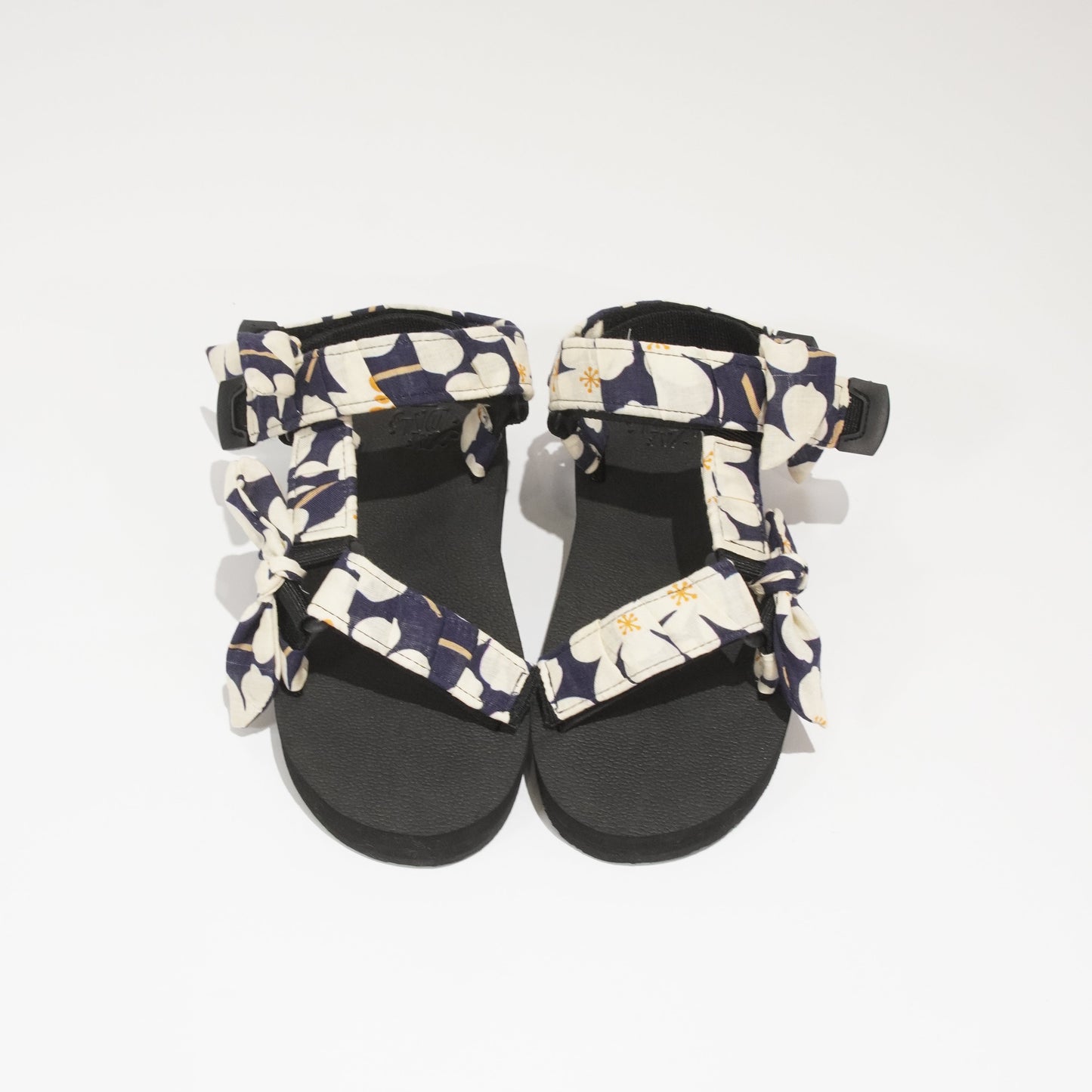 Big White Flowers Navy JaeDals