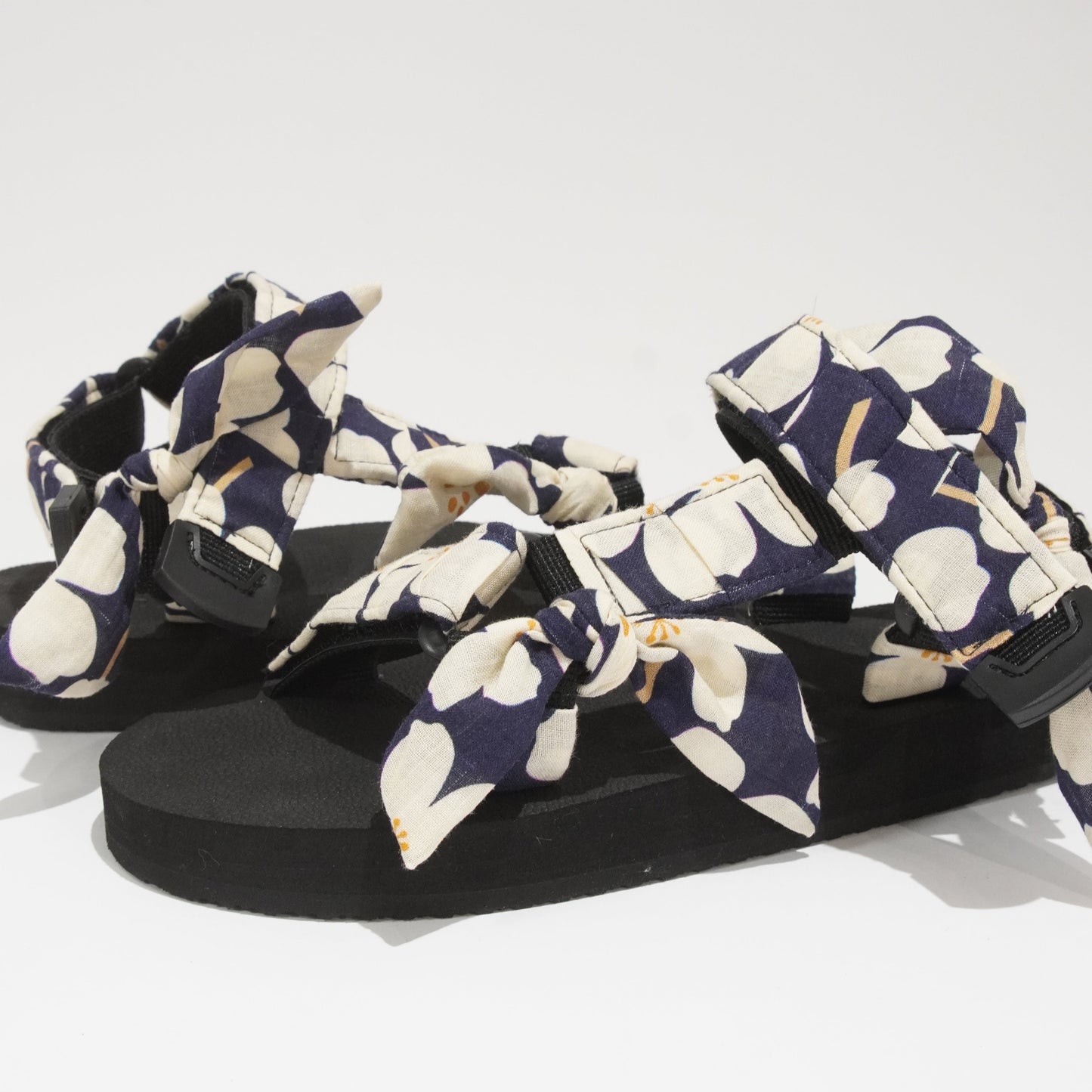 Big White Flowers Navy JaeDals